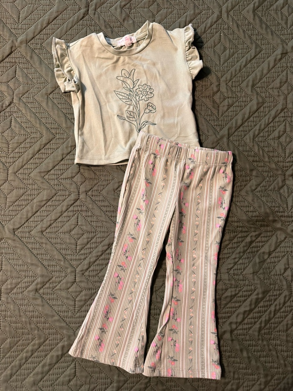 ⭐️5/$25⭐️ Baby Two-Piece Floral Tee & Flare Pants Set - Pink Accents